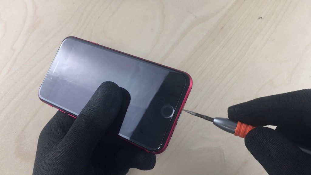 Ouvrir liphone avec la spatule pour changer l'ecran iPhone 7