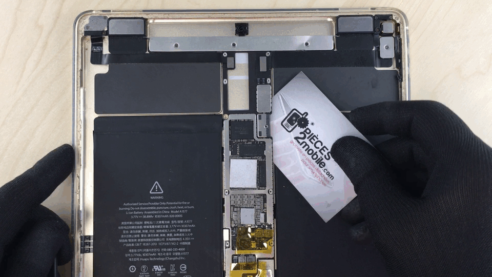 Changement d'écran Ipad Pro 12.9 le tactile ne fonctionne plus mettez une carte entre la batterie et la carte mere 