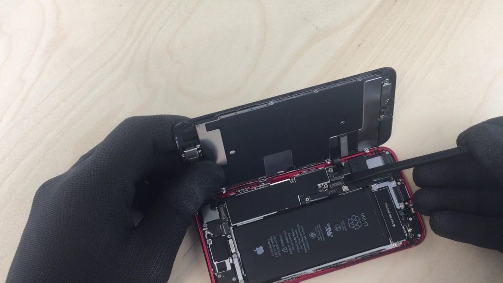 Réparer l'écran de l'iphone 7 reconnecter la nappe ecran tactile