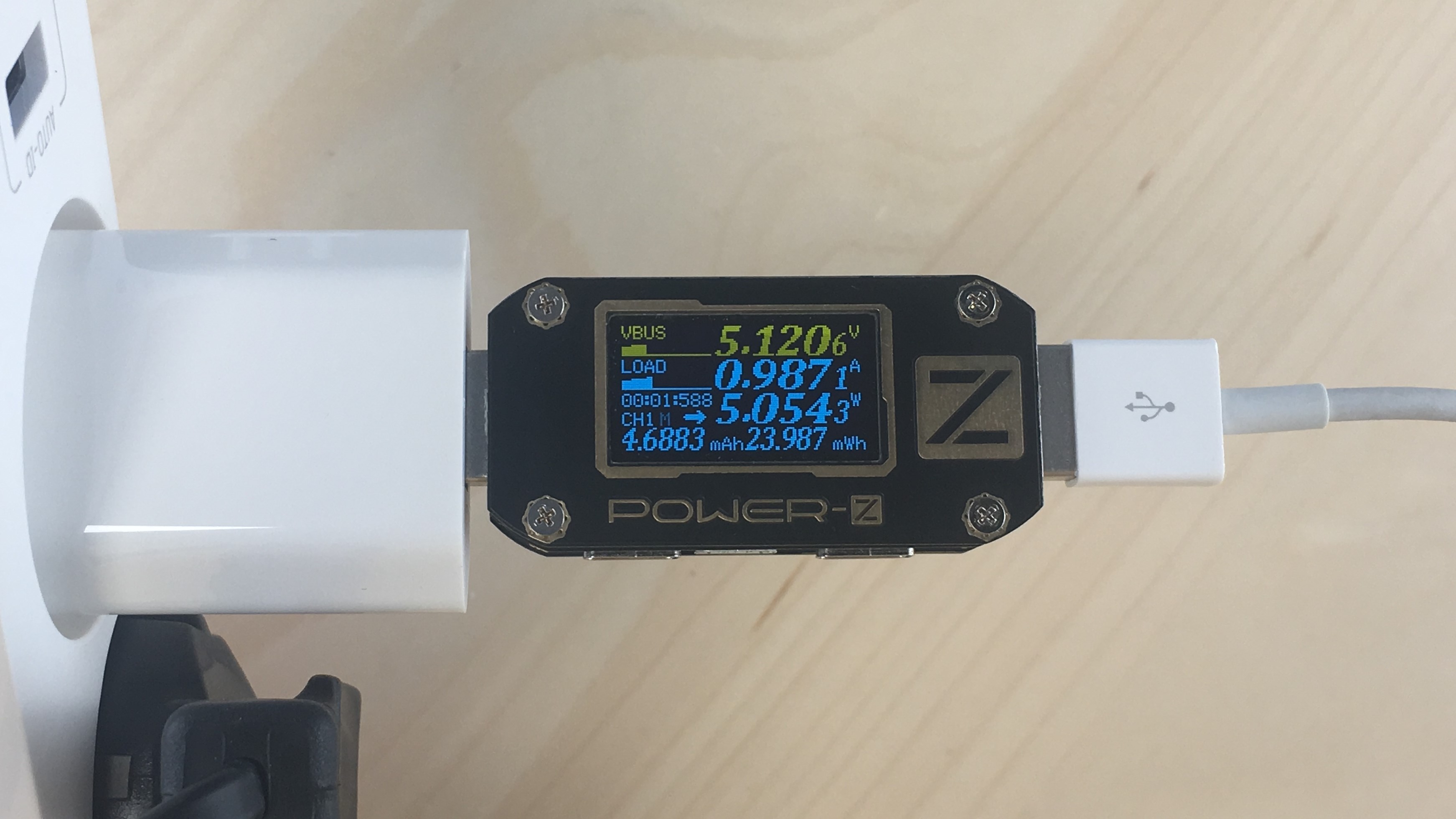 reconnaître un faux chargeur iPhone avec les bonnes mesures électrique Apple