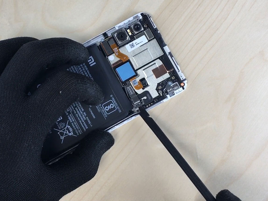 changer l'écran du Redmi Note 5 en déconnectant la batterie.