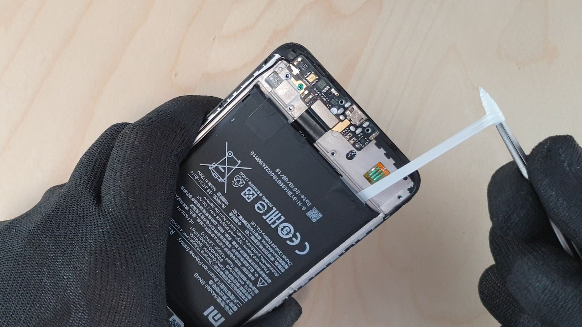 Enlevez les languettes autocollantes de la batterie du Redmi Note 6 Pro