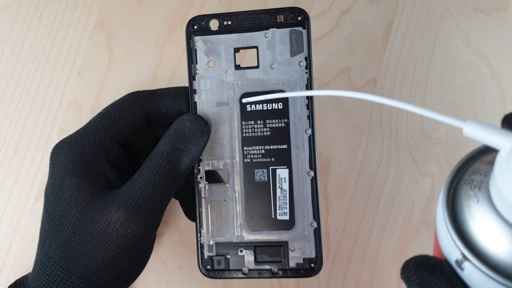 démonter le Samsung J6+ en décollant la batterie