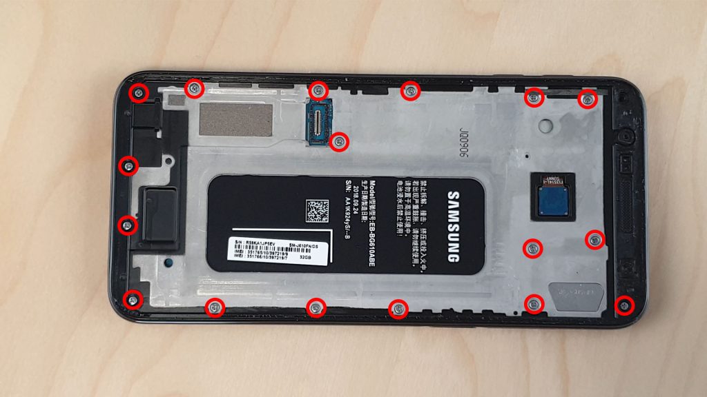 démonter le Samsung J6+ en dévissant la coque arrière