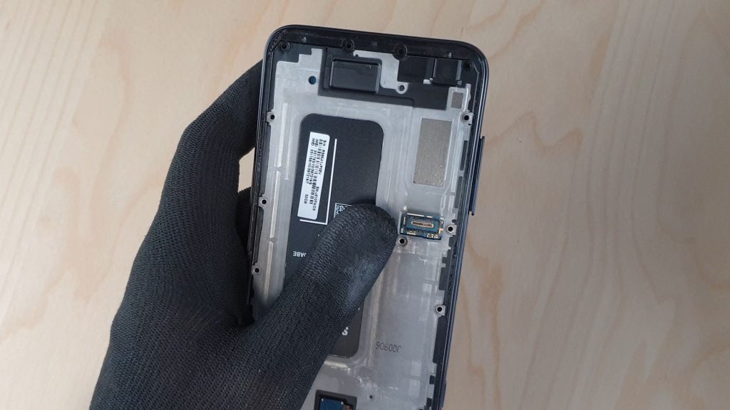 démonter le Samsung J6+ en enlevant le tiroir sim
