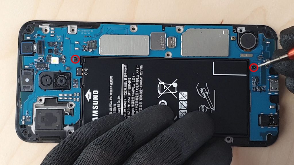 démonter le Samsung J6+ en déposant la carte mere
