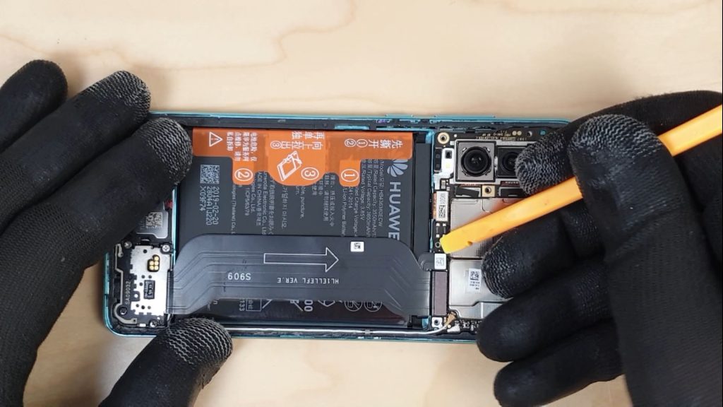 on déconnecte la batterie pour
changer l'écran d'un Huawei P30