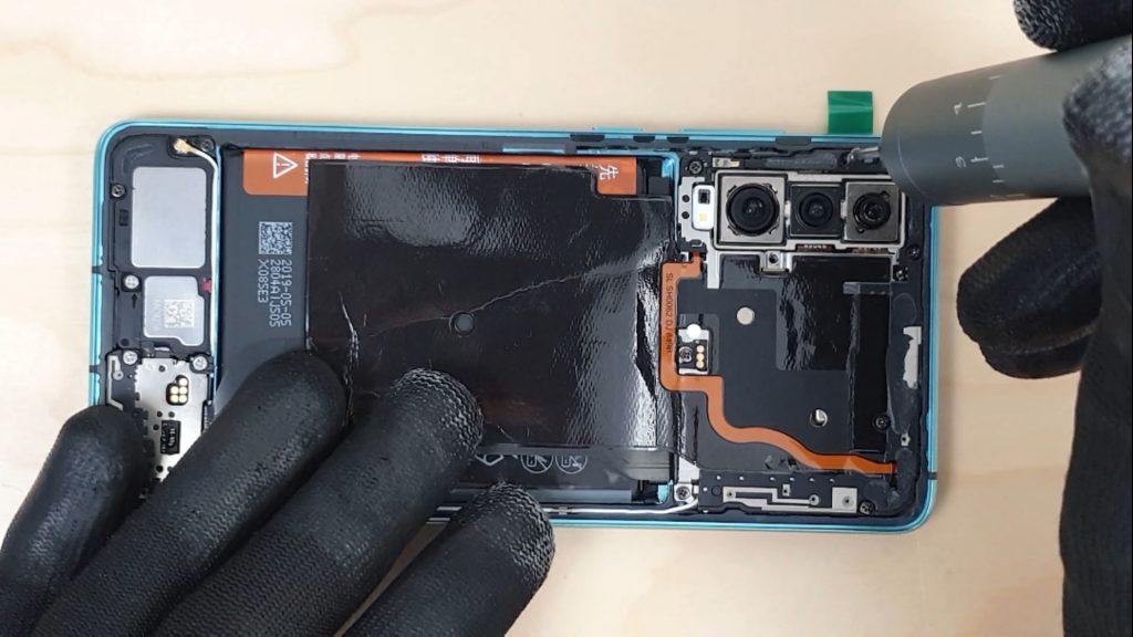 on dévisse le cache de protection pour
changer l'écran d'un Huawei P30