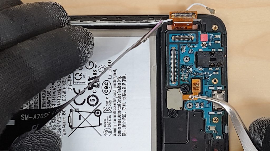 reparer un Samsung a70 tombé dans l'eau en deconnectant le capteur de l'empreinte digital sous l'écran