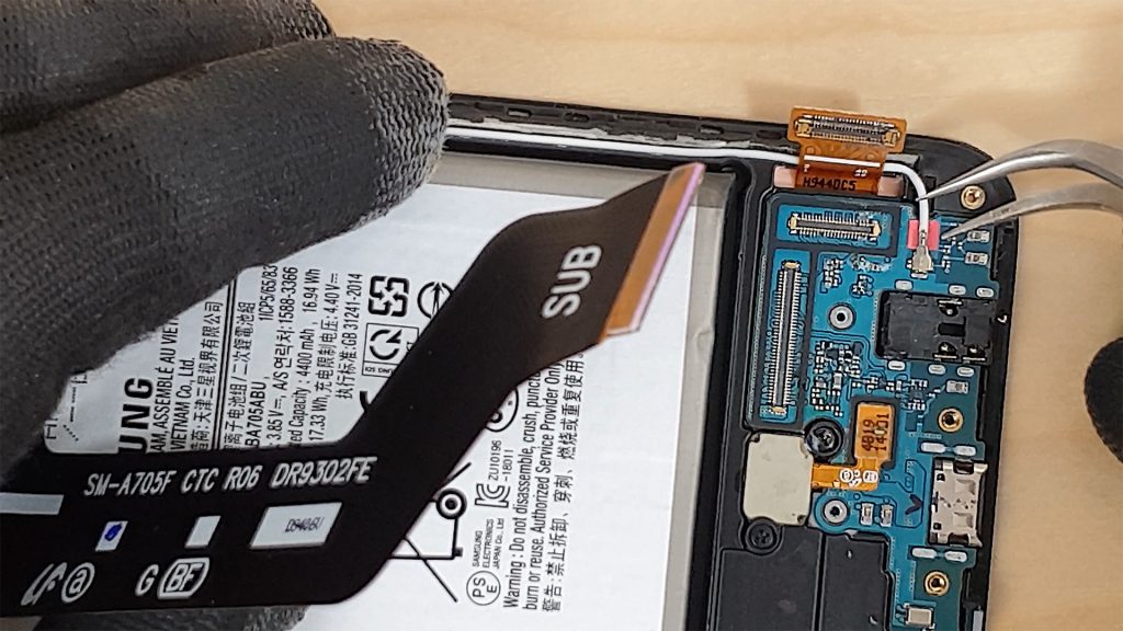 reparer un Samsung a70 tombé dans l'eau en deconnectant les nappes de la carte pcb secondaire